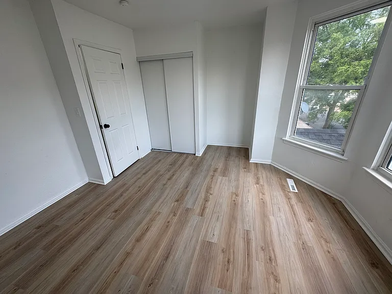 2105 N Pine St — Photo 8