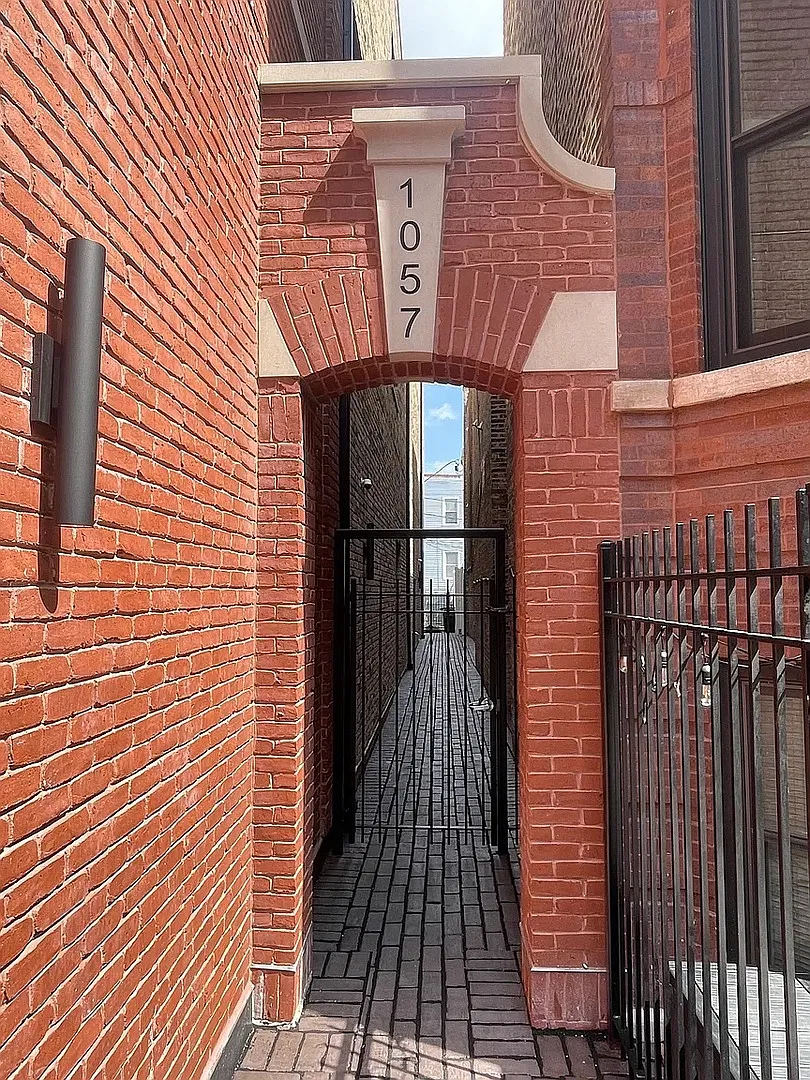 2 bed, 850 sqft, $3,295 — Photo 2