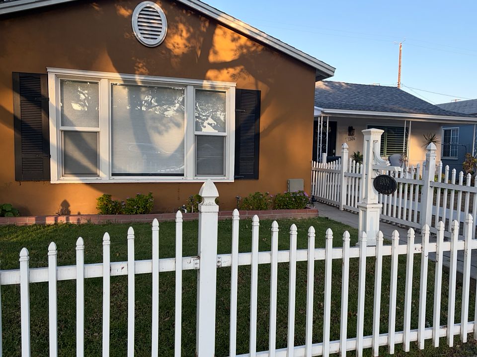 Exterior of the duplex. This is the apartment for rent.