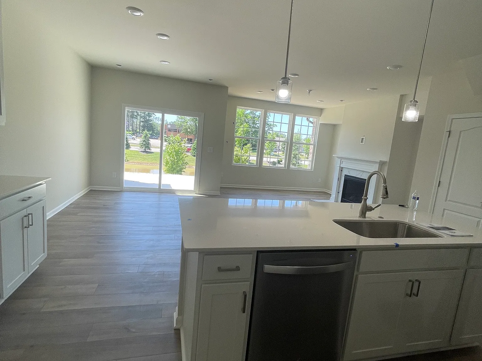 3 bed, 2.5 bath, 2025 sqft, $2,975 — Photo 4
