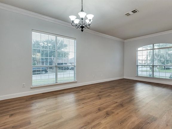 4th image of 300 Dover Heights Trl