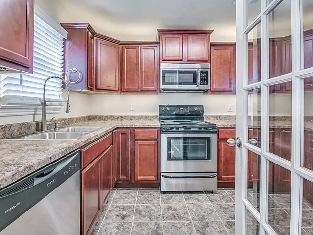 950 Dakota St — Photo 7