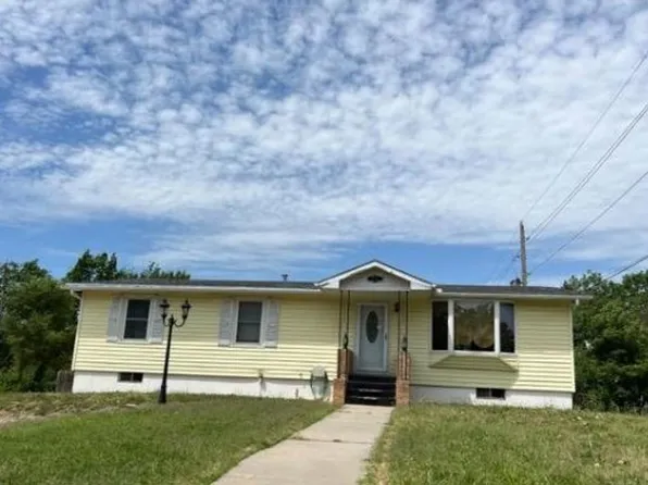 1304 Hale Dr, Junction City, KS 66441