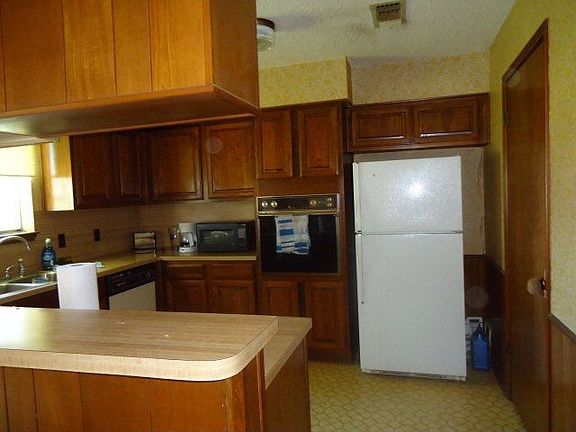 5th image of 213 Basswood St