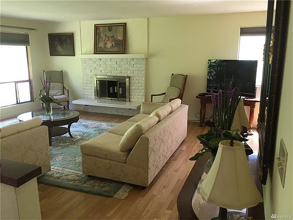 3rd image of 1011 NE 120th St