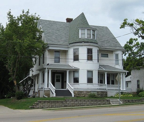 438 N. West Ave., Freeport, IL
