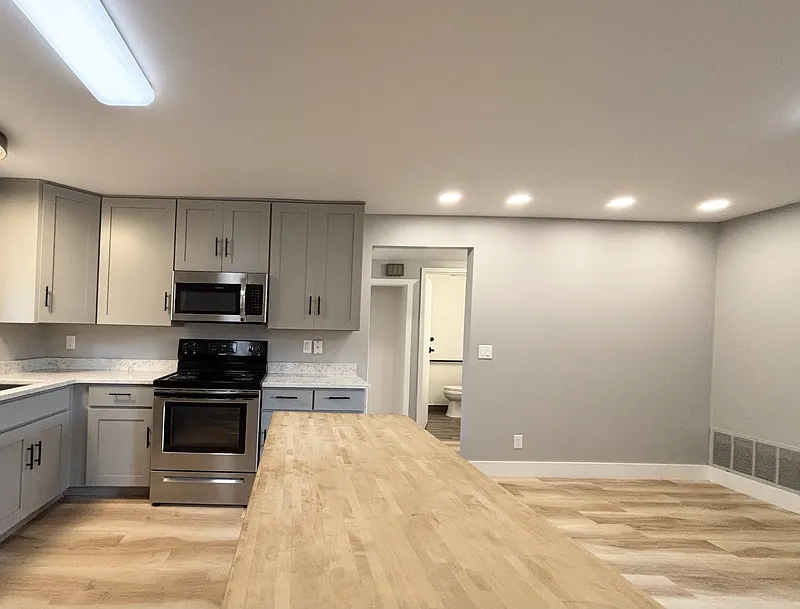 2 bed, 2.0 bath, 865 sqft, $1,590 — Photo 2