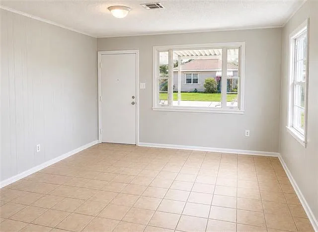 3 bed, 1.0 bath, 1400 sqft, $1,600 — Photo 2