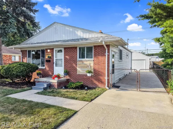 23037 Hoffman St, Saint Clair Shores, MI 48082