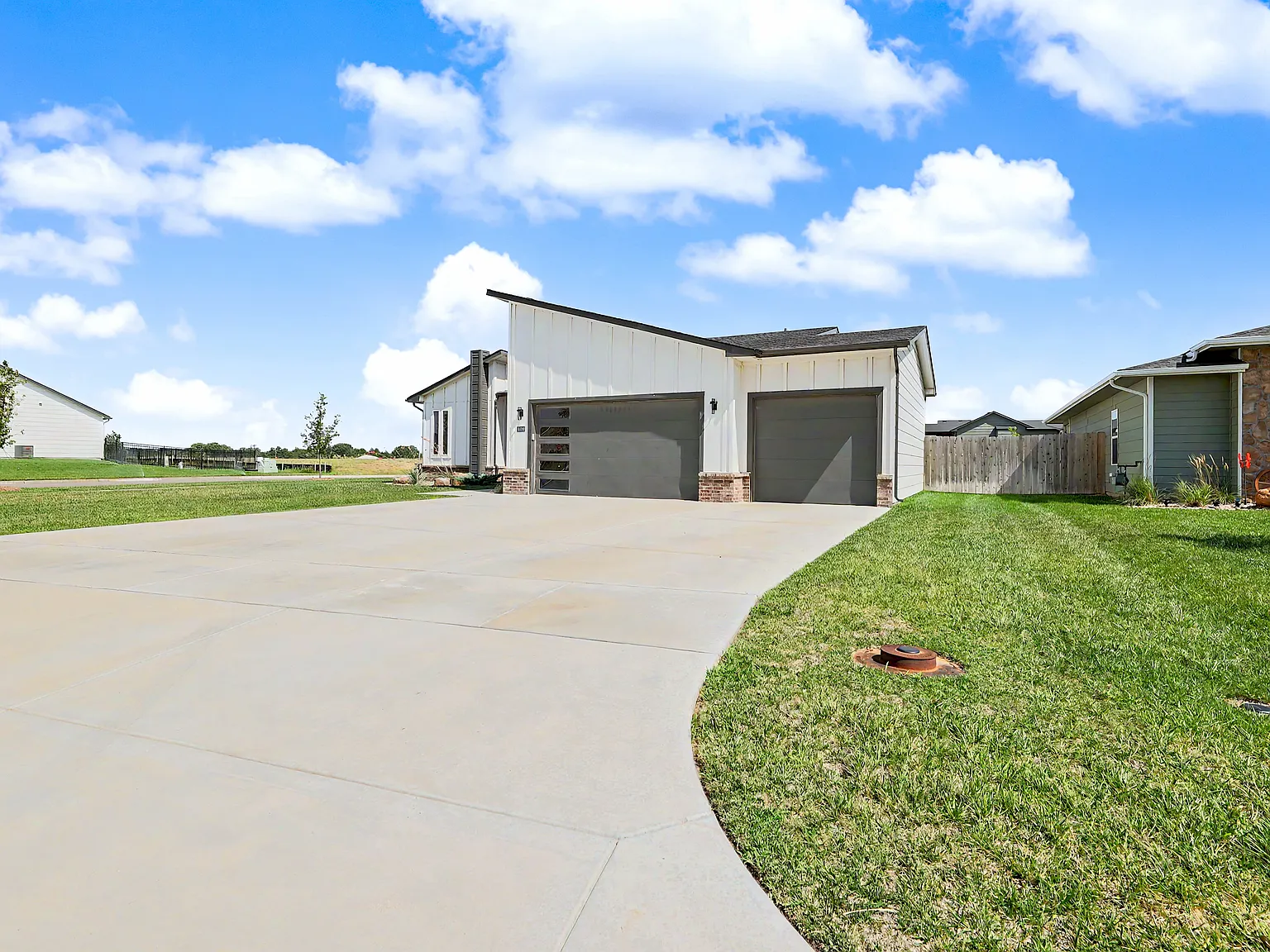 5 bed, 2250 sqft, $2,595 — Photo 2