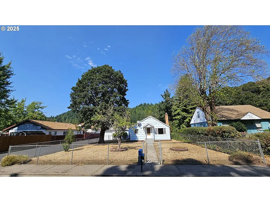 47861 Commercial St photo 1
