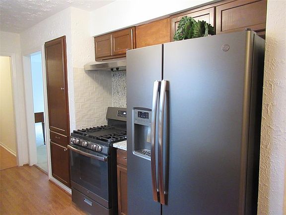 4th image of 9611 Meadowvale Dr