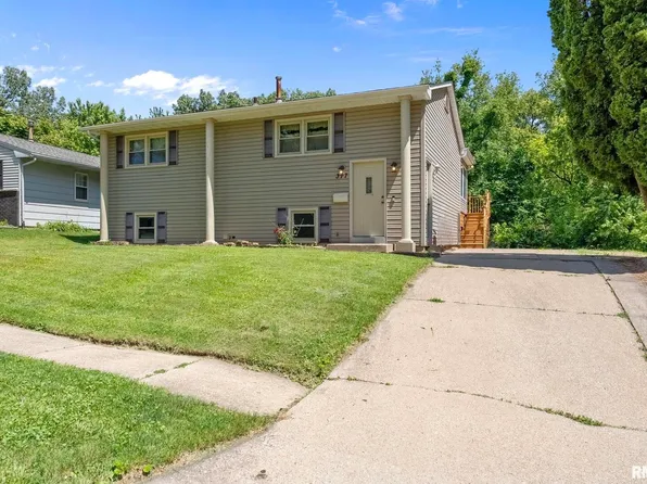 317 5th Street Ct, Silvis, IL 61282