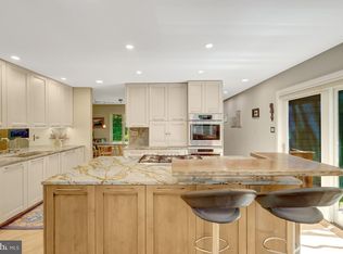 11698 Fox Glen Dr, Oakton, VA 22124