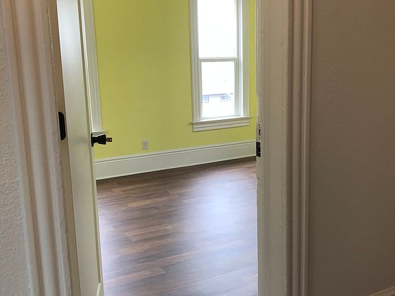 5th image of 335 Magnolia Ave E