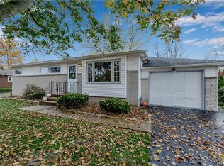 9 Ridgewood Dr, Orchard Park, NY 14127