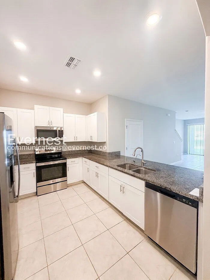 3 bed, 2.0 bath, 1796 sqft, $2,000 — Photo 3