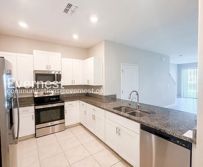 946 Royal Empress Dr — Photo 3