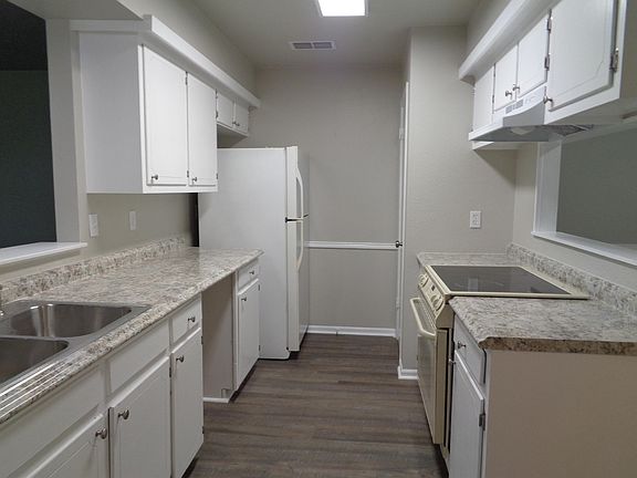 4th image of 208 Crepe Myrtle St