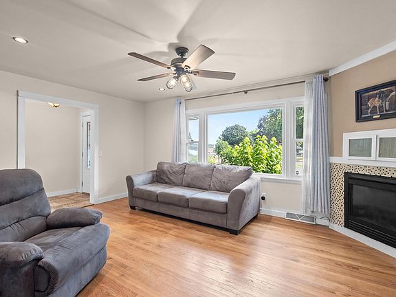 5th image of 4210 Sunnyside Cres