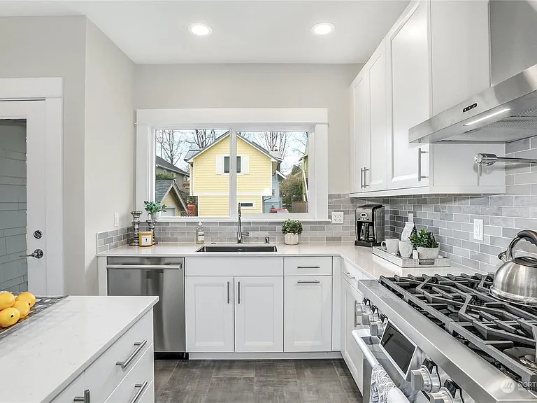 4541 5th Ave NE — Photo 11