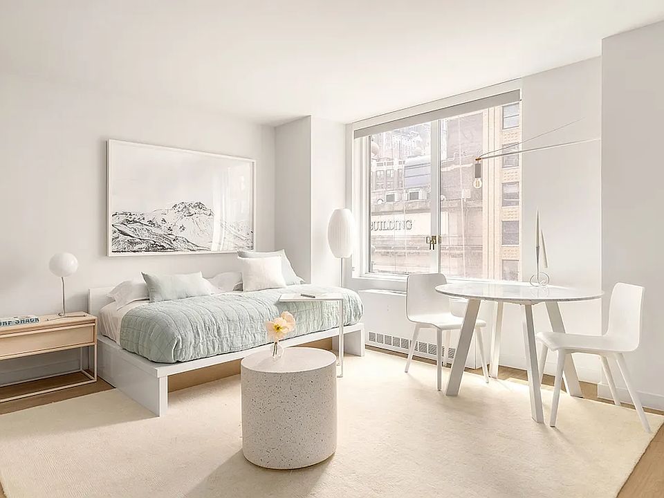 1st image of 70 W 37th St #622