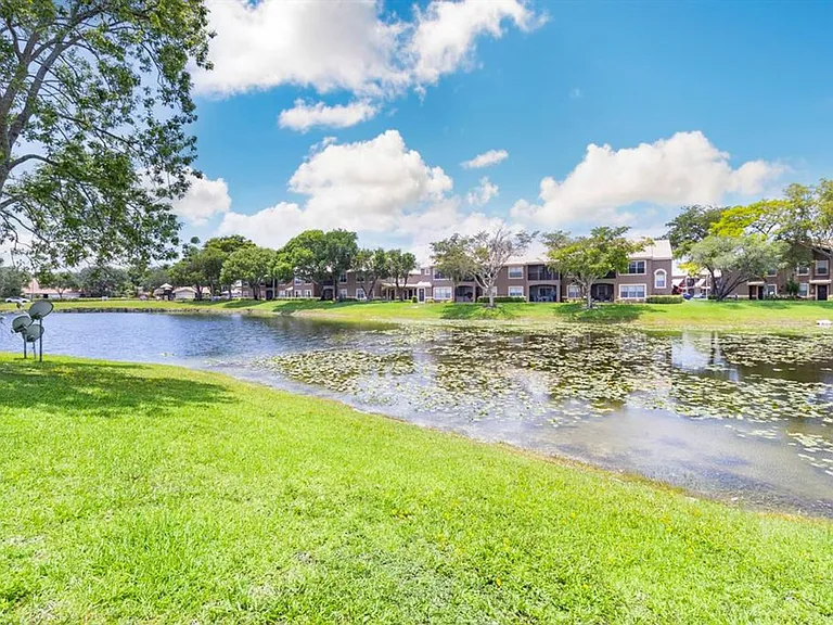 Island Club - 9000 NW 28th Dr Coral Springs, FL 33065 — Photo 12
