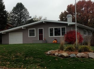 320 Lake View Dr NE, Solon, IA