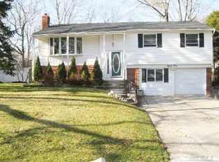 84 Morewood Dr, Smithtown, NY 11787