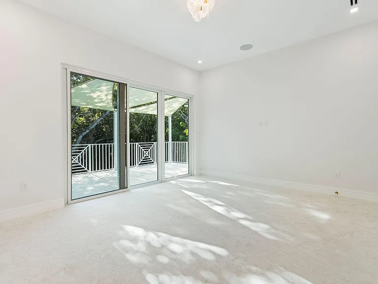 114 Royal Ln — Photo 28