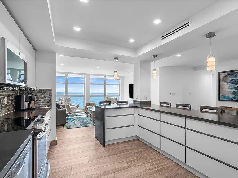 5055 Collins Ave #10H — Photo 2