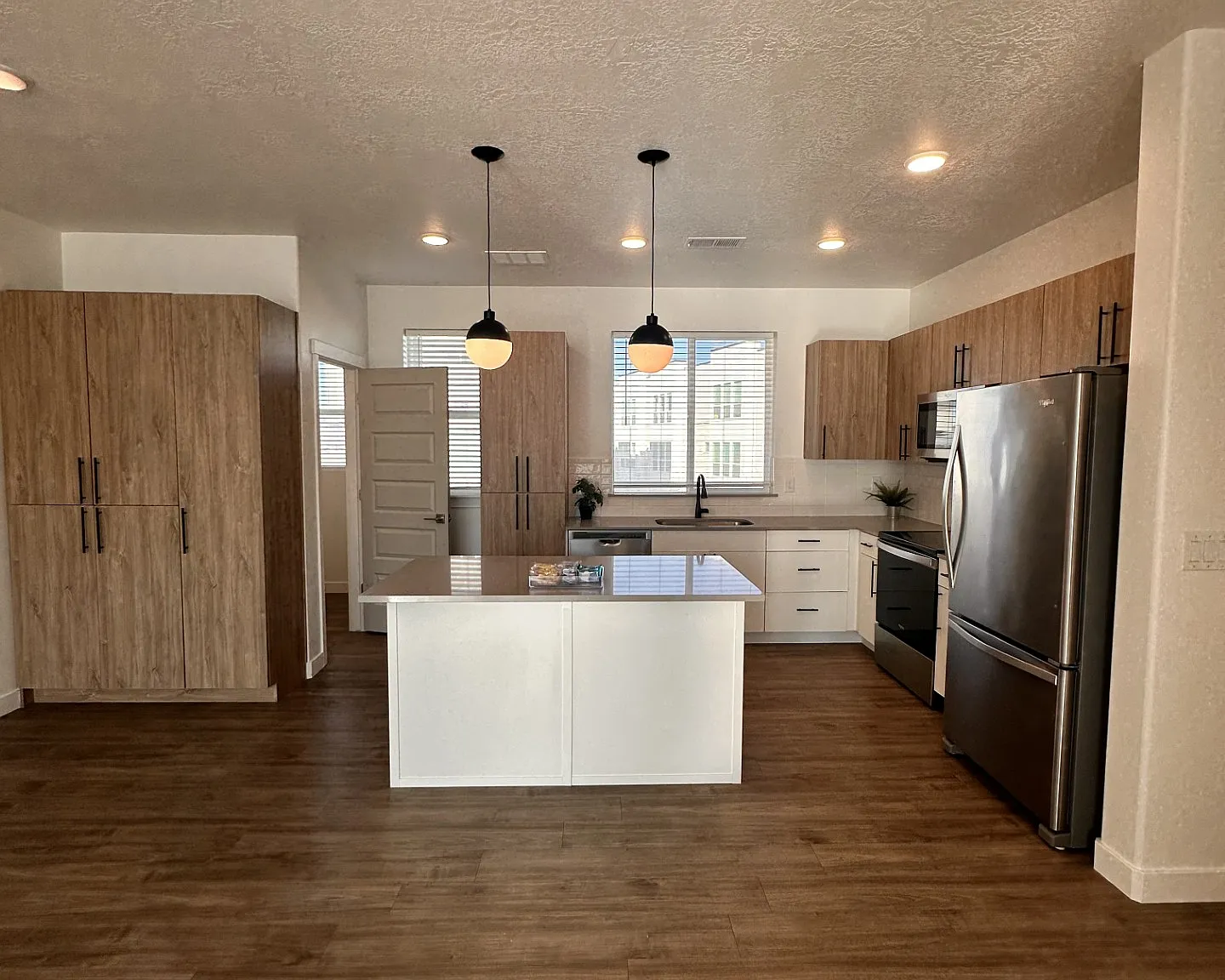 2 bed, 2.5 bath, 1482 sqft, $2,399 — Photo 4
