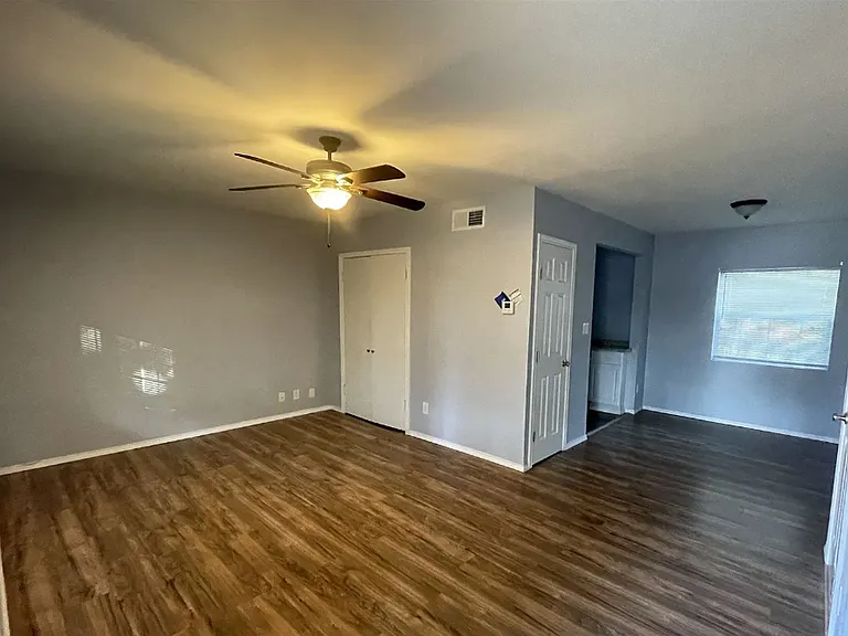 2300 W Hickory St — Photo 2