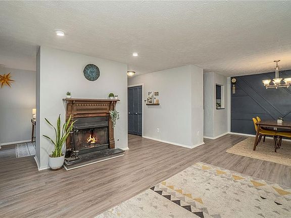 3rd image of 210 Woodcliff Dr