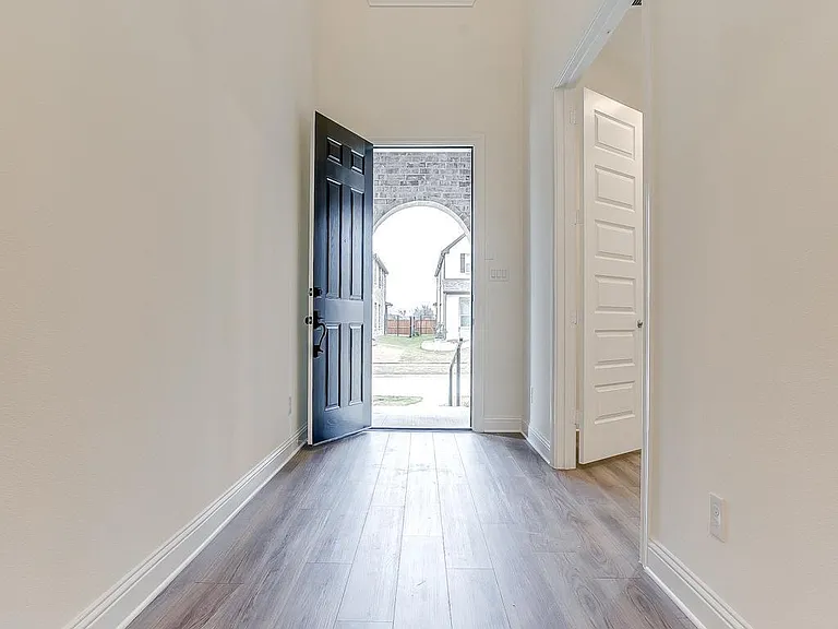 9836 Derbyshire Dr — Photo 5