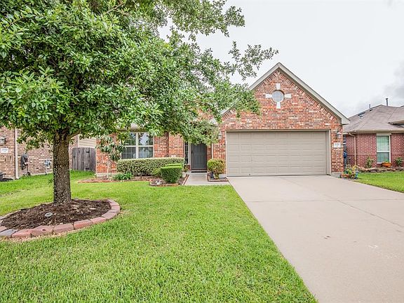 Beautifully manicured front lawn and pretty brick are inviting and ready for your family!