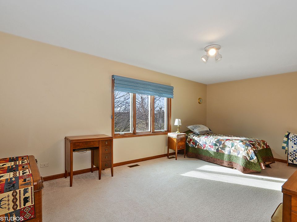 2nd image of 570 Braemar Ave