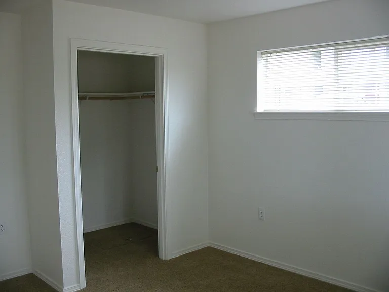 Ellendale Manor Apartments — Photo 13