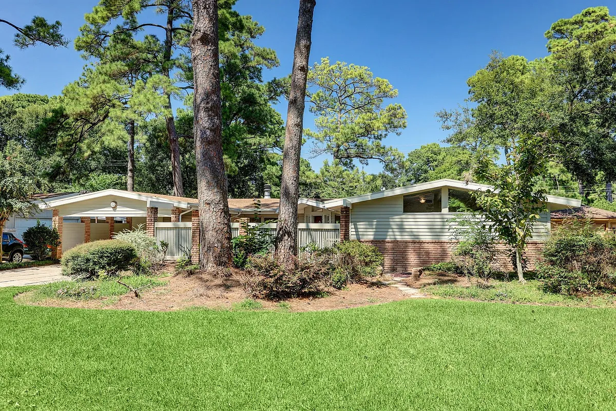 Photo 1 of 37 - 10226 Ivyridge Rd - Houston, TX Primary Photo - 10226 Ivyridge Rd