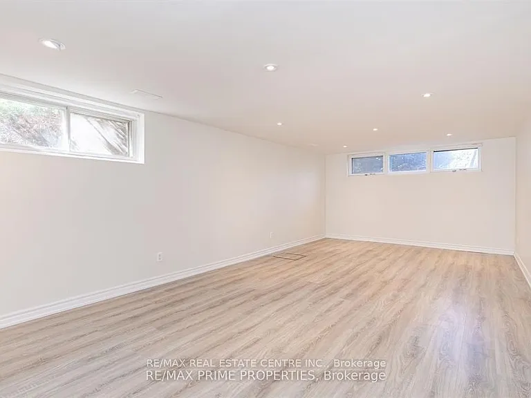 492 Pinegrove Rd — Photo 18