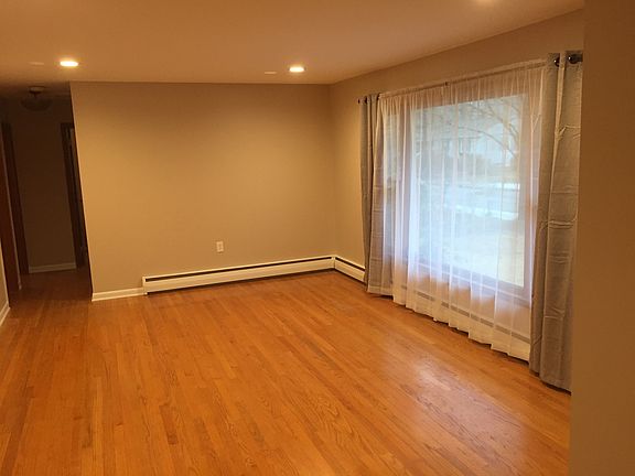 4th image of 23 Elizabeth Ln