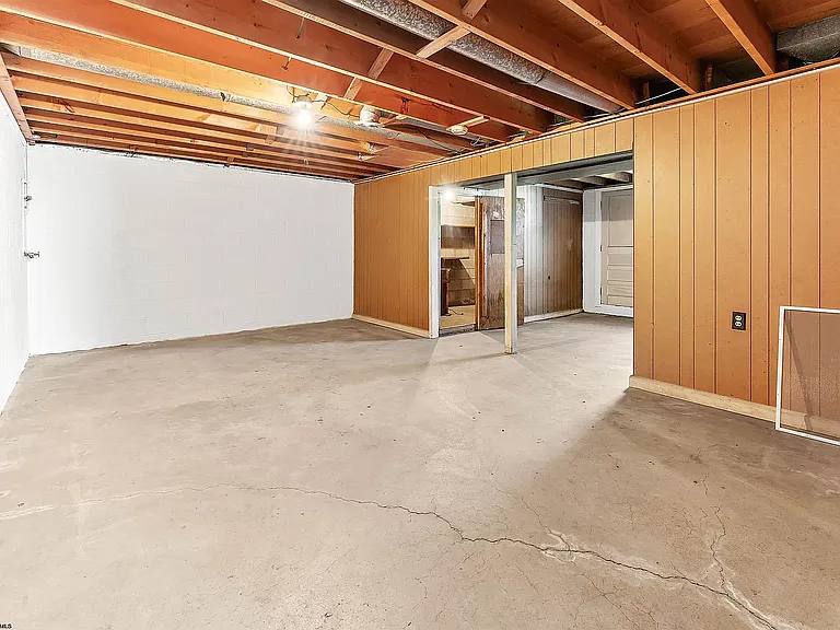 665 Killarney Dr — Photo 21