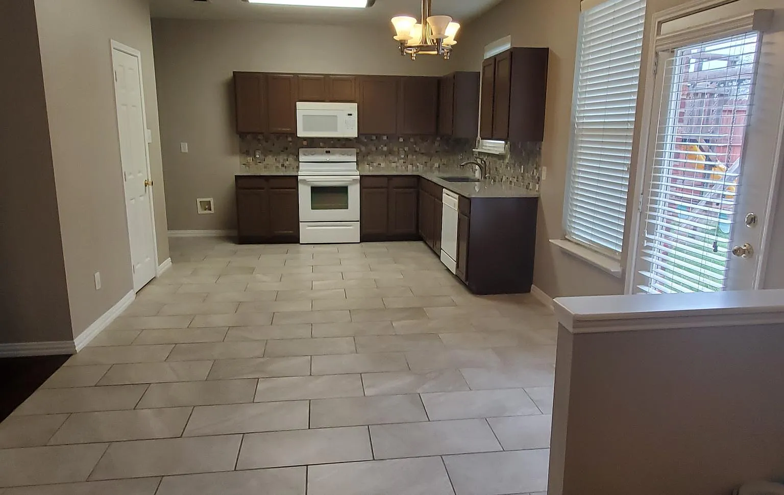 3 bed, 2.5 bath, 2255 sqft, $2,700 — Photo 3