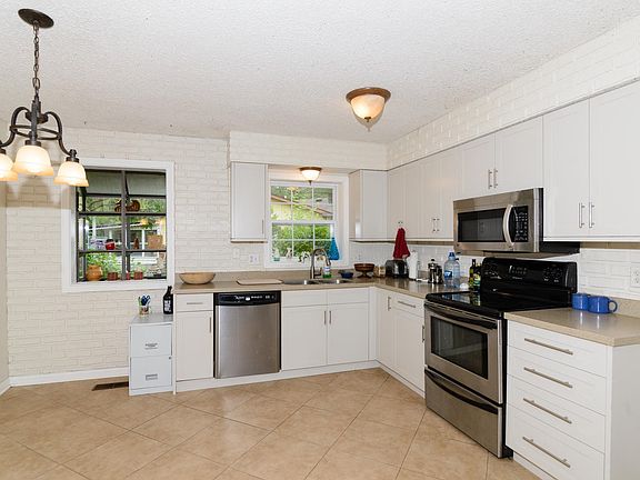 3rd image of 7961 Rockridge Ct