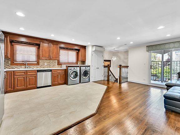 3rd image of 2759 Strickland Ave #2NDFLOOR