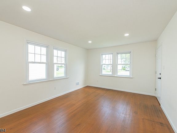 4th image of 50 Birch St