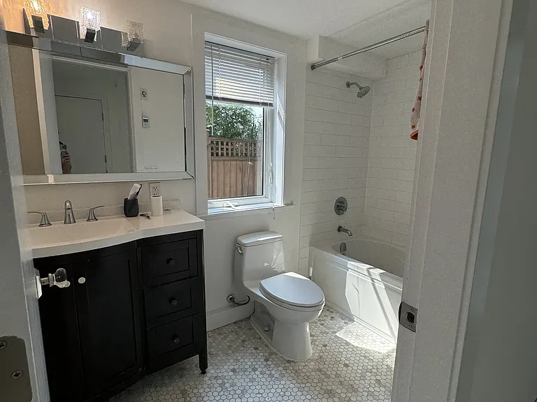 2410 Ottawa Ave — Photo 8