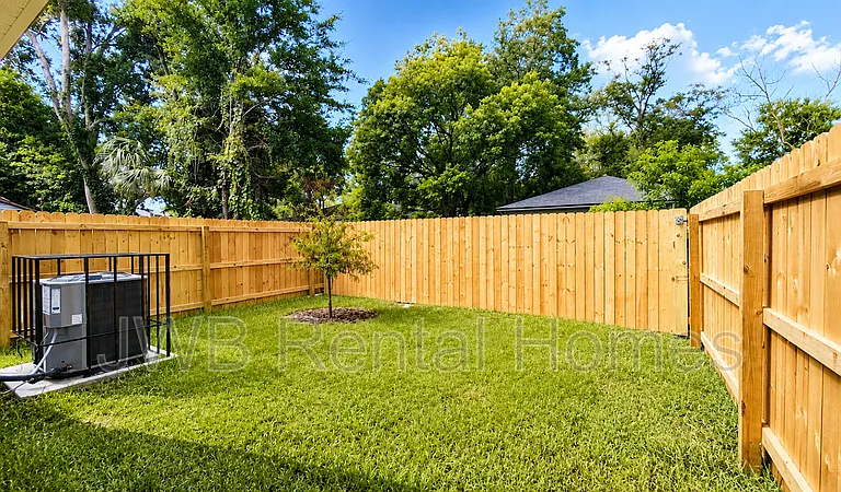 1216 Pangola Dr — Photo 15