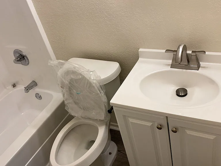 Crestwood Square Apartaments — Photo 7