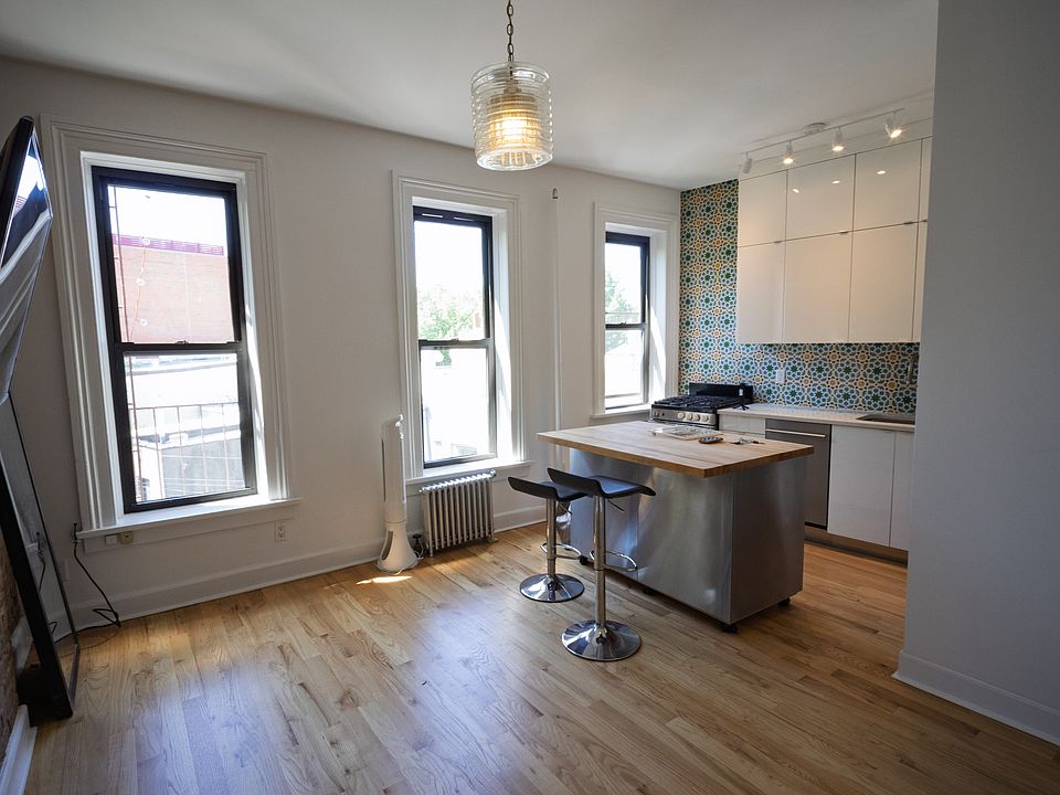 1st image of 154 Noble St APT 3